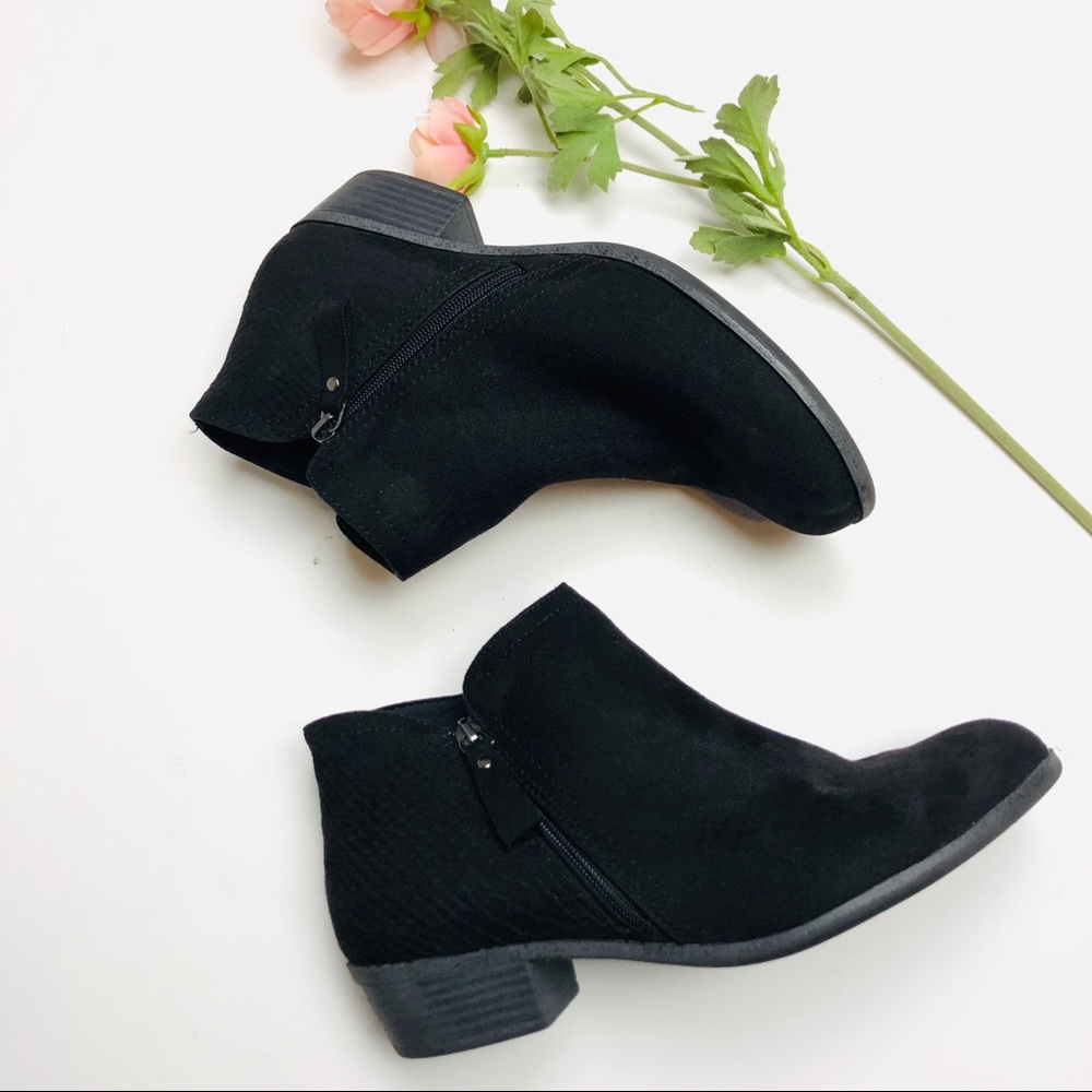Arizona Women’s Galen Block Heel Zip Black Booties